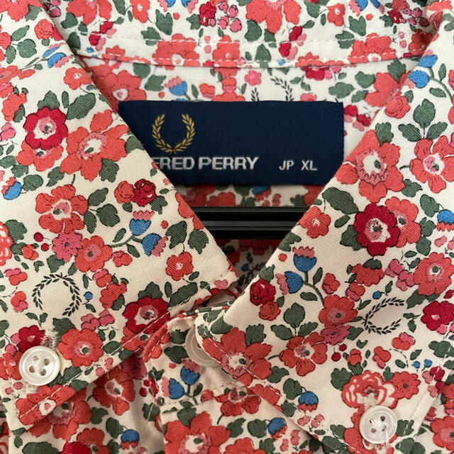 FRED PERRY(フレッドペリー)のフレッドペリー　花柄シャツ　XLサイズ メンズのトップス(シャツ)の商品写真