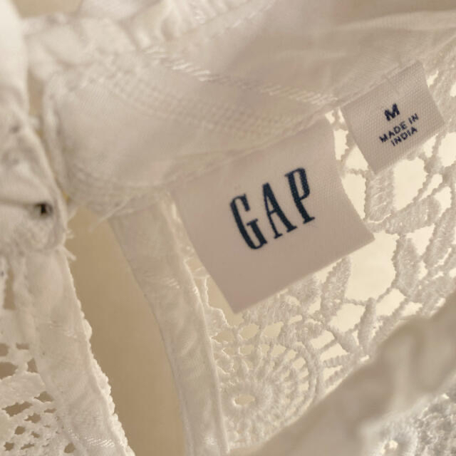 GAP(ギャップ)のGAPギャップ ハワイで購入 後ろボタンレーススタンドカラーブラウス レディースのトップス(シャツ/ブラウス(長袖/七分))の商品写真