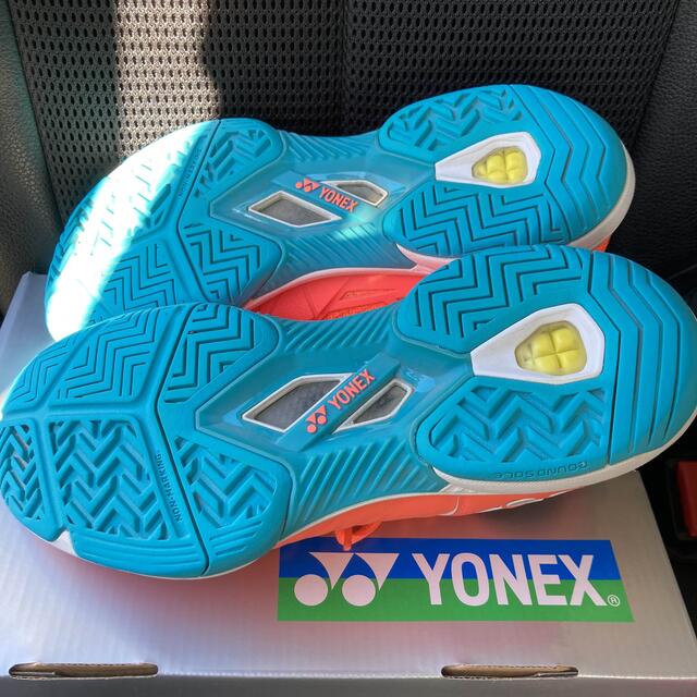 YONEX(ヨネックス)のチコリ様専用　ヨネックス　オールコート用　テニスシューズ　23cm オレンジ スポーツ/アウトドアのテニス(シューズ)の商品写真