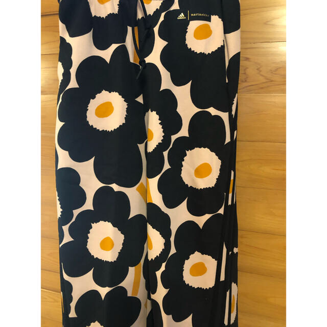 marimekko(マリメッコ)のマリメッコ ×アディダス　Sフリースジャージ　未使用 レディースのパンツ(カジュアルパンツ)の商品写真