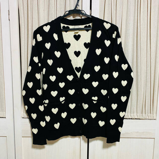 FOREVER 21(フォーエバートゥエンティーワン)のフォーエバー21 ハート バイカラーカーディガン 刻印ボタン コットンニット レディースのトップス(カーディガン)の商品写真