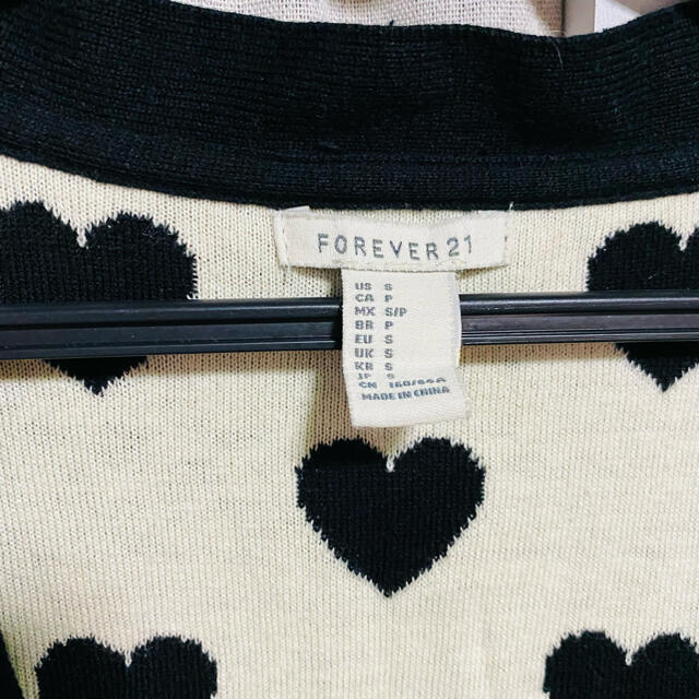 FOREVER 21(フォーエバートゥエンティーワン)のフォーエバー21 ハート バイカラーカーディガン 刻印ボタン コットンニット レディースのトップス(カーディガン)の商品写真