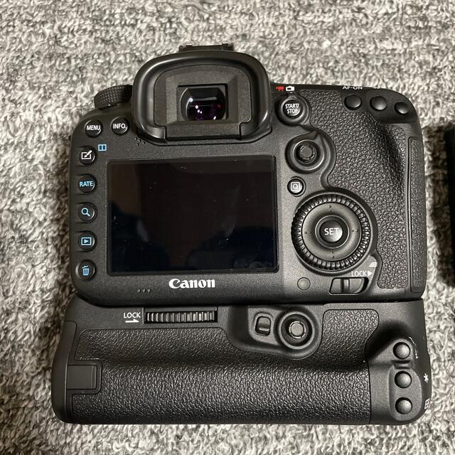 Canon(キヤノン)の[専用商品]Canon EOS7D mark2 縦グリップ付き スマホ/家電/カメラのカメラ(デジタル一眼)の商品写真