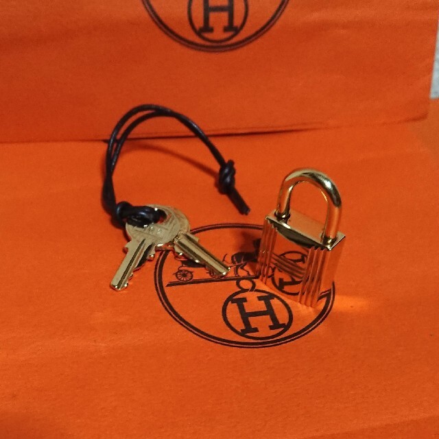 Hermes(エルメス)のほぼ未使用！HERMES ゴールドカデナパドロック南京錠、鍵2本付き！ レディースのアクセサリー(ネックレス)の商品写真