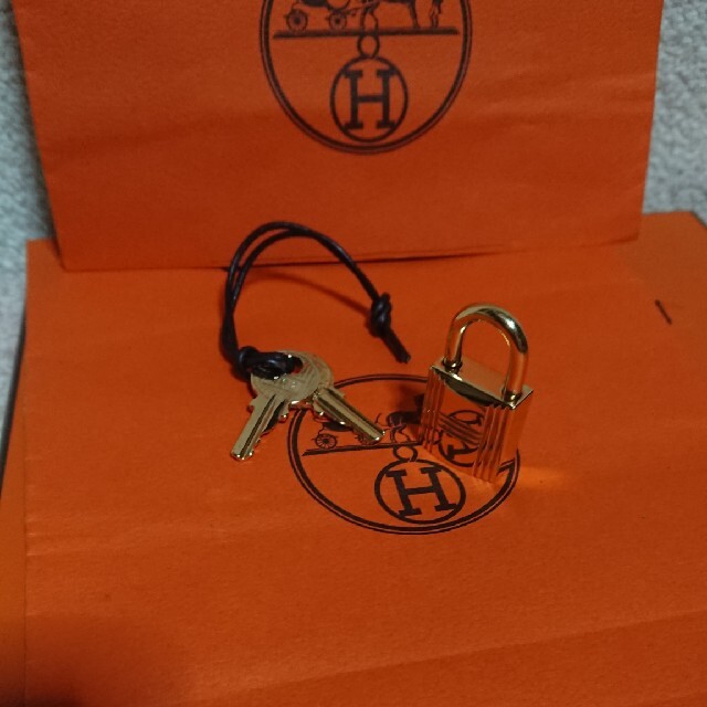 Hermes(エルメス)のほぼ未使用！HERMES ゴールドカデナパドロック南京錠、鍵2本付き！ レディースのアクセサリー(ネックレス)の商品写真