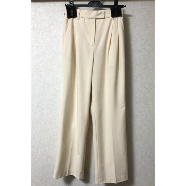 TODAYFUL(トゥデイフル)の【bibi101様　専用】 Tuck Tapered Trousers 36 レディースのパンツ(カジュアルパンツ)の商品写真