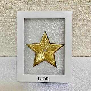 クリスチャンディオール(Christian Dior)のDior ノベルティ　ピンバッジ　ブローチ(ブローチ/コサージュ)