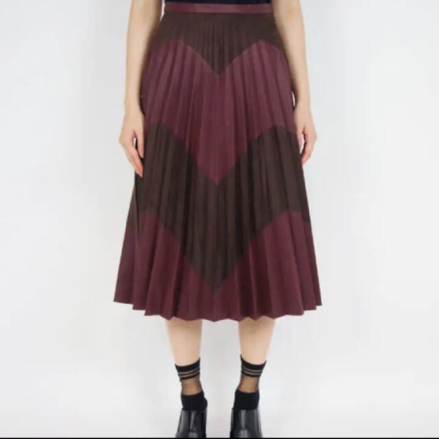 AULA AILA(アウラアイラ)のレザープリーツスカート レディースのスカート(ひざ丈スカート)の商品写真