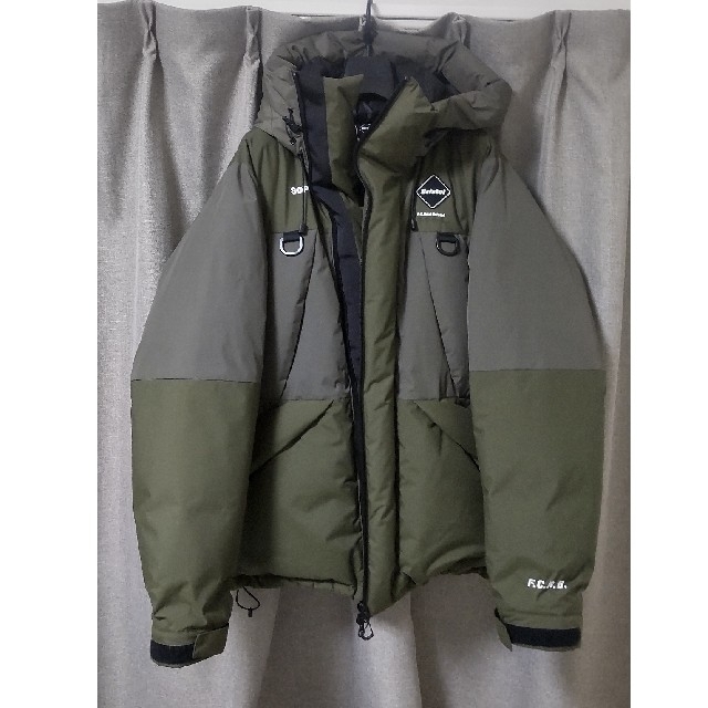 F.C.R.B.(エフシーアールビー)のFCRB DOWN BENCH PARKA ダウンジャケット メンズのジャケット/アウター(ダウンジャケット)の商品写真