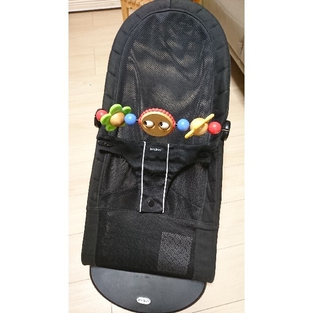 BABYBJORN(ベビービョルン)の《川尻様用》【おもちゃ付き】ベビービョルン バウンサー ブラック メッシュ キッズ/ベビー/マタニティのキッズ/ベビー/マタニティ その他(その他)の商品写真