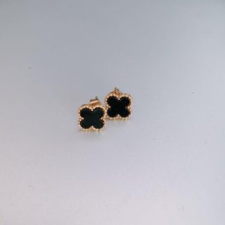 フラワーピアス　Black(ピアス)