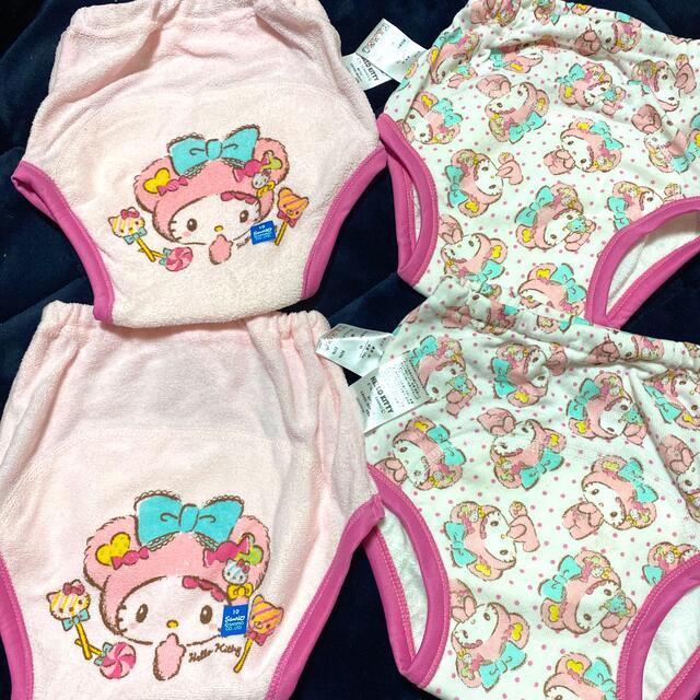ハローキティ(ハローキティ)のベビーキティトレーニングパンツ4枚セットレア!値下げ! キッズ/ベビー/マタニティのおむつ/トイレ用品(トレーニングパンツ)の商品写真