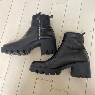 ザラ(ZARA)のZARA ジップショートブーツ　ブラック(ブーツ)