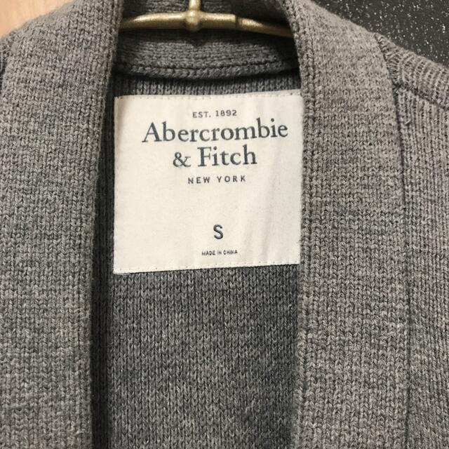 Abercrombie&Fitch(アバクロンビーアンドフィッチ)のアバクロンビー&フィッチ　カーディガン  メンズ　グレー メンズのトップス(カーディガン)の商品写真