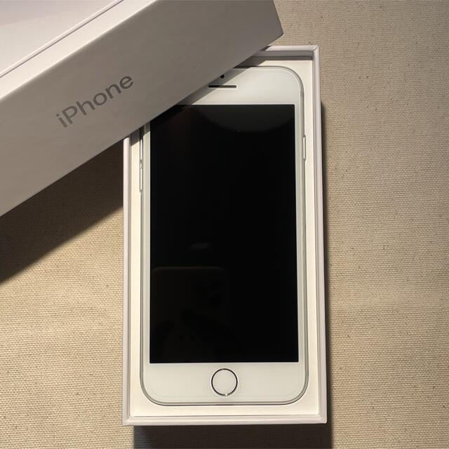 Apple(アップル)のiPhone8 64GB シルバー　simフリー 本体　美品 スマホ/家電/カメラのスマートフォン/携帯電話(スマートフォン本体)の商品写真