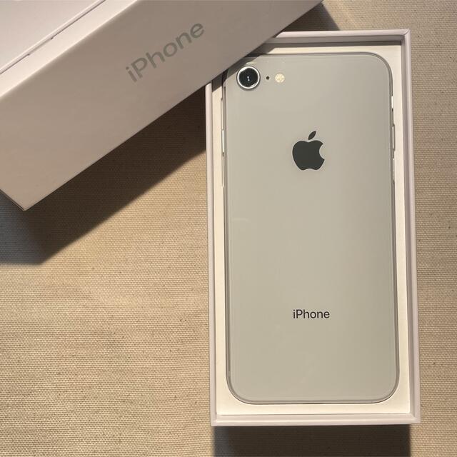 Apple(アップル)のiPhone8 64GB シルバー　simフリー 本体　美品 スマホ/家電/カメラのスマートフォン/携帯電話(スマートフォン本体)の商品写真