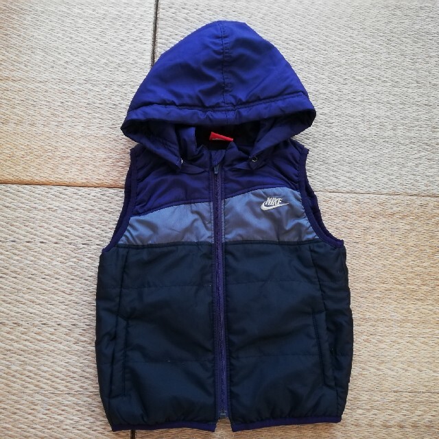 NIKE(ナイキ)のNIKE中綿ベスト110 キッズ/ベビー/マタニティのキッズ服男の子用(90cm~)(ジャケット/上着)の商品写真