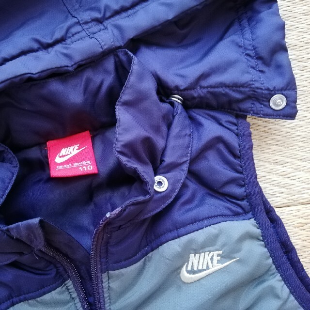 NIKE(ナイキ)のNIKE中綿ベスト110 キッズ/ベビー/マタニティのキッズ服男の子用(90cm~)(ジャケット/上着)の商品写真