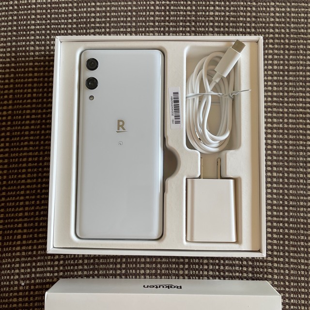 Rakuten(ラクテン)のRakuten hand P710 本体 ホワイト 楽天モバイル版 Unlimi スマホ/家電/カメラのスマートフォン/携帯電話(スマートフォン本体)の商品写真