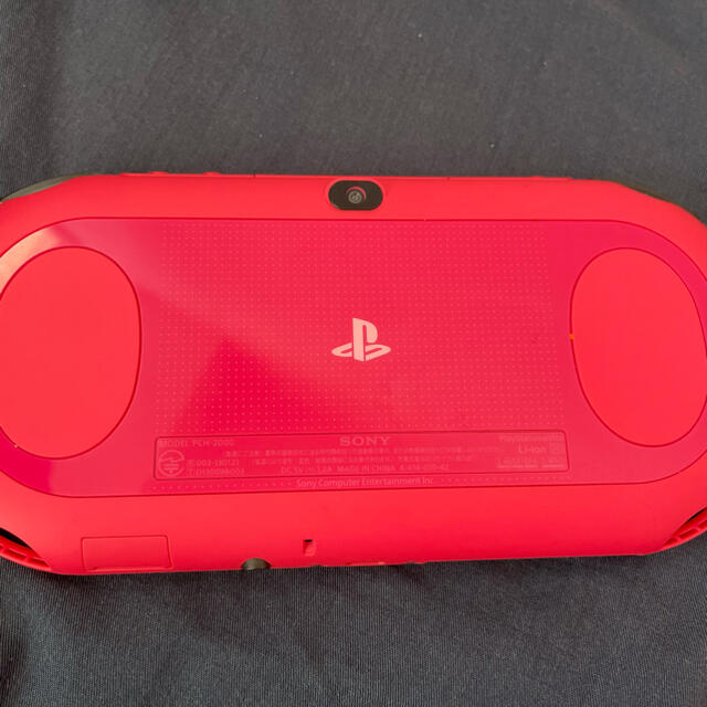 PlayStation Vita(プレイステーションヴィータ)のPlayStation®Vita（PCH-2000シリーズ） Wi-Fiモデル エンタメ/ホビーのゲームソフト/ゲーム機本体(携帯用ゲーム機本体)の商品写真