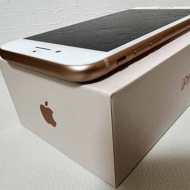 Apple(アップル)のiPhone8本体　64GB  ゴールド スマホ/家電/カメラのスマートフォン/携帯電話(スマートフォン本体)の商品写真