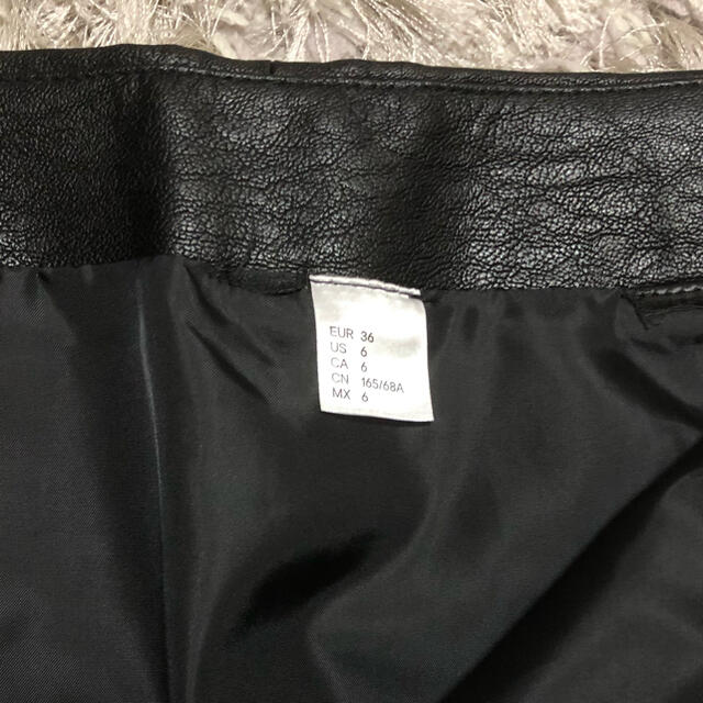 H&M(エイチアンドエム)のレザーミニスカート　Mサイズ レディースのスカート(ミニスカート)の商品写真