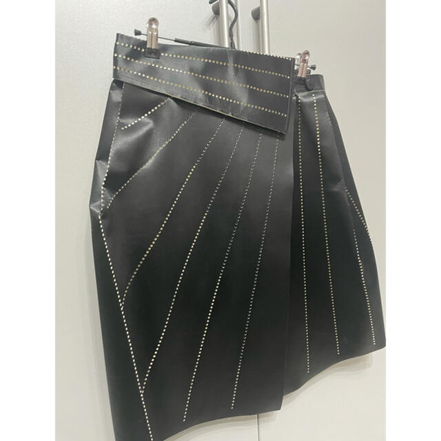 ISSEY MIYAKE(イッセイミヤケ)のイッセイミヤケ　レザー巻きタイトスカート未使用品（529） レディースのスカート(ひざ丈スカート)の商品写真