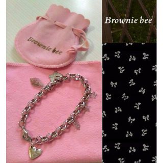 レストローズ(L'EST ROSE)の美品★Brownie bee <レストローズ> チャーム付きブレスレット(ブレスレット/バングル)