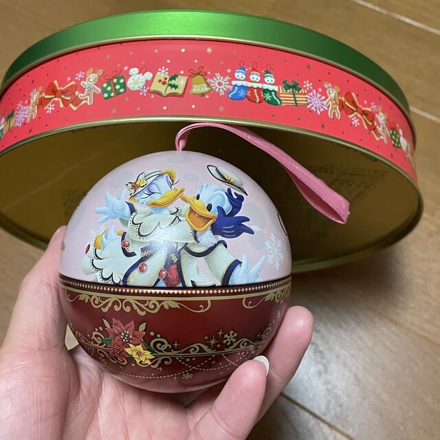 ディズニークリスマス　缶 エンタメ/ホビーのおもちゃ/ぬいぐるみ(キャラクターグッズ)の商品写真