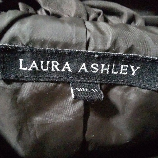 LAURA ASHLEY(ローラアシュレイ)の訳あり　ローラアシュレイ　ふんわり襟　中綿ジャケット　ダークブラウン レディースのジャケット/アウター(その他)の商品写真