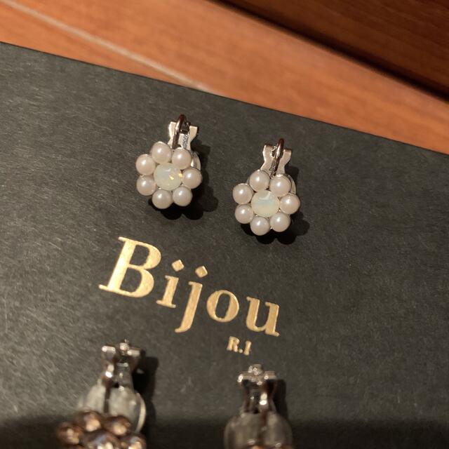 Bijou R.I(ビジューアールアイ)のBijou R.I    イヤリング　ホワイト レディースのアクセサリー(イヤリング)の商品写真