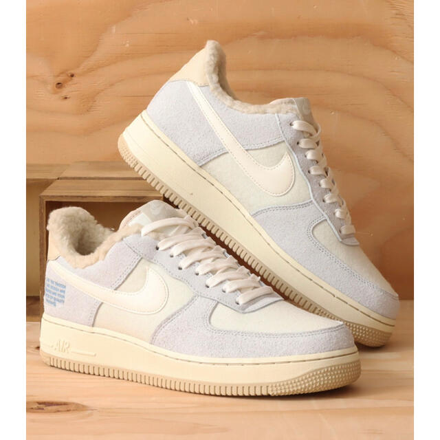 NIKE(ナイキ)の【新品】24㎝　NIKE WMNS AIR FORCE 1 ’07 LV8 レディースの靴/シューズ(スニーカー)の商品写真