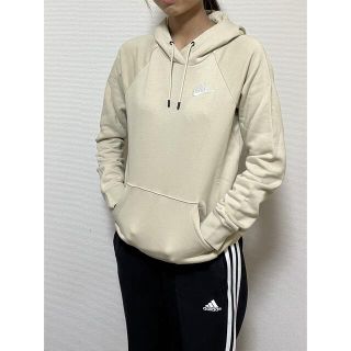 ナイキ(NIKE)のNIKE エッセンシャル　ベージュ　パーカー(パーカー)