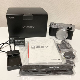 フジフイルム(富士フイルム)のFUJIFILM X100V SILVER 保証書付き(コンパクトデジタルカメラ)