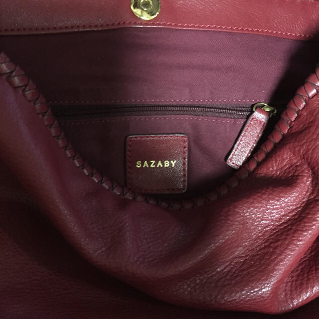 SAZABY(サザビー)のSAZABY 赤 タッセル付きバッグ レディースのバッグ(ショルダーバッグ)の商品写真