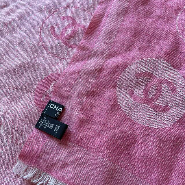 CHANEL(シャネル)の専用　CHANEL  シャネル　ストール　難あり　ピンク　マフラー　パシュミナ　 レディースのファッション小物(ストール/パシュミナ)の商品写真