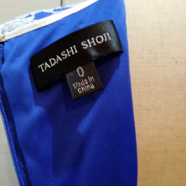 TADASHI SHOJI(タダシショウジ)のTadashi Shoji タダシショージ　青地に白刺繍が豪華ワンピース　0 レディースのワンピース(ひざ丈ワンピース)の商品写真