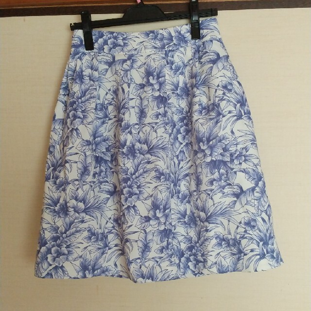 HONEYS(ハニーズ)の爽やかなブルーハイビスカススカートLサイズ値下げ レディースのスカート(ひざ丈スカート)の商品写真