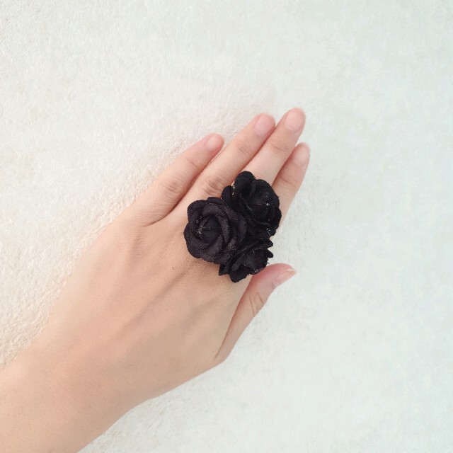 FOREVER 21(フォーエバートゥエンティーワン)の【FOREVER21】黒薔薇リング レディースのアクセサリー(リング(指輪))の商品写真