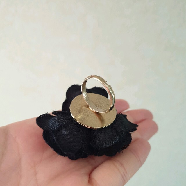 FOREVER 21(フォーエバートゥエンティーワン)の【FOREVER21】黒薔薇リング レディースのアクセサリー(リング(指輪))の商品写真