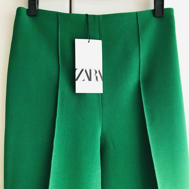 ZARA(ザラ)の新品 zara 【xs】 ダーツ入りハイウエストパンツ グリーン レディースのパンツ(カジュアルパンツ)の商品写真