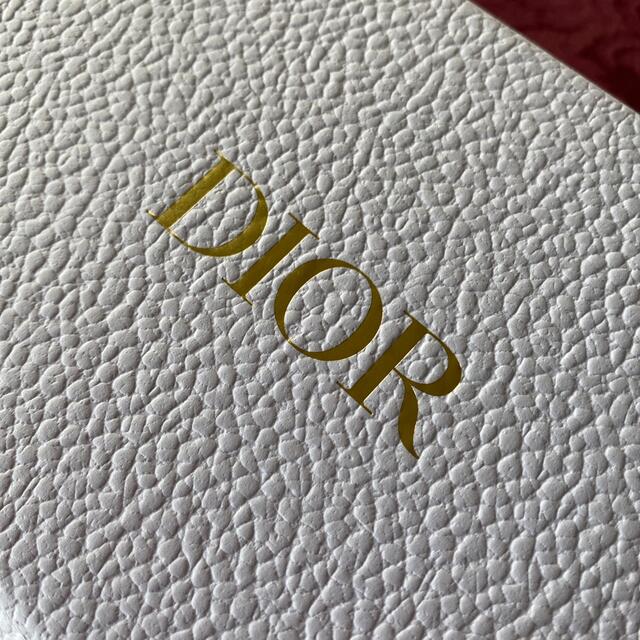 Christian Dior(クリスチャンディオール)のディオール プレゼント用 ギフトボックス 白 リボン付き インテリア/住まい/日用品のオフィス用品(ラッピング/包装)の商品写真