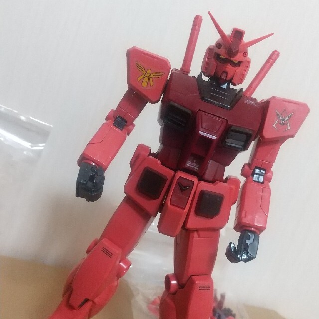 BANDAI(バンダイ)のガンダム キャスバル 専用 mg 1/100 ガンプラ 完成品 エンタメ/ホビーのおもちゃ/ぬいぐるみ(模型/プラモデル)の商品写真