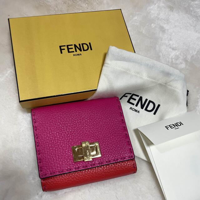 絶妙なデザイン FENDI - 限定カラー ピーカブーセレリア折り財布 FENDI