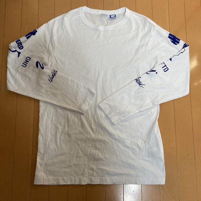 UNDEFEATED(アンディフィーテッド)のUNDEFEATED ロンT ホワイト　Lサイズ　チャンピオン メンズのトップス(Tシャツ/カットソー(七分/長袖))の商品写真