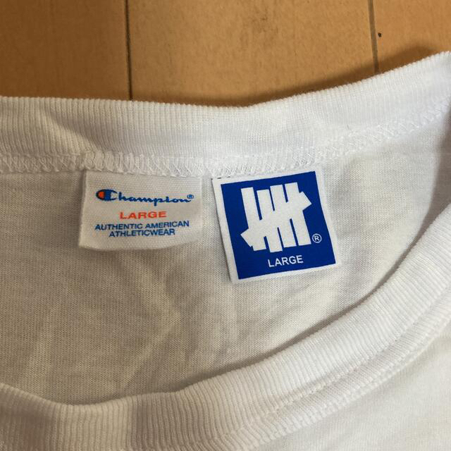 UNDEFEATED(アンディフィーテッド)のUNDEFEATED ロンT ホワイト　Lサイズ　チャンピオン メンズのトップス(Tシャツ/カットソー(七分/長袖))の商品写真