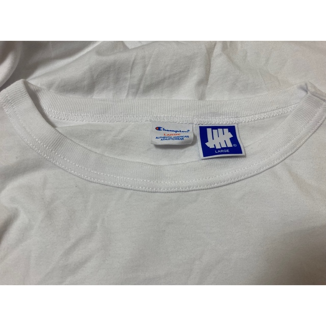 UNDEFEATED(アンディフィーテッド)のUNDEFEATED ロンT ホワイト　Lサイズ　チャンピオン メンズのトップス(Tシャツ/カットソー(七分/長袖))の商品写真