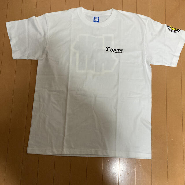 UNDEFEATED(アンディフィーテッド)のUNDEFEATED タイガース　tigers 阪神　Tシャツ　Lサイズ メンズのトップス(Tシャツ/カットソー(半袖/袖なし))の商品写真