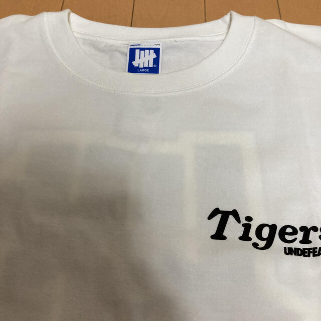 UNDEFEATED(アンディフィーテッド)のUNDEFEATED タイガース　tigers 阪神　Tシャツ　Lサイズ メンズのトップス(Tシャツ/カットソー(半袖/袖なし))の商品写真