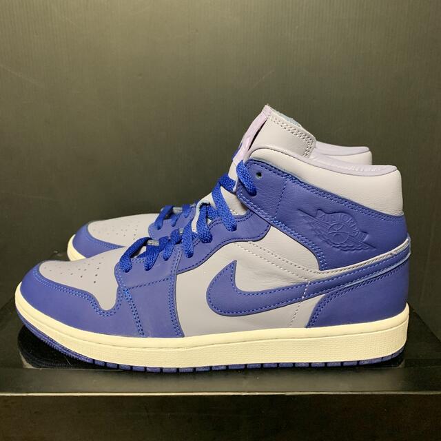 NIKE(ナイキ)のNIKE WMNS AIR JORDAN 1 MID メンズの靴/シューズ(スニーカー)の商品写真